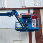 Pintado de una puerta metálica y vallados de naves industriales