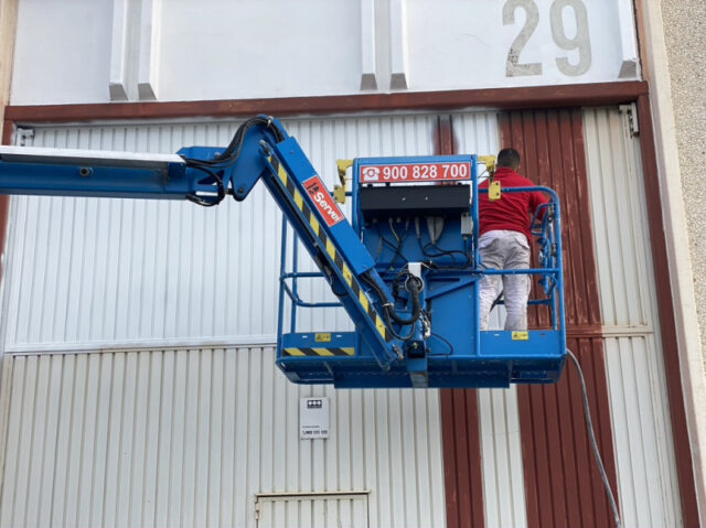 Pintado de puerta metálica
