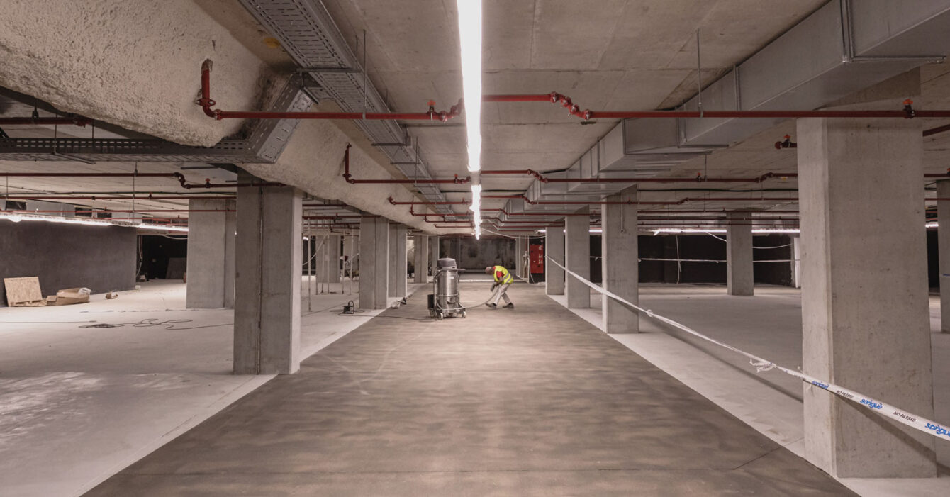 Instalación de pavimento multicapas en nave industrial