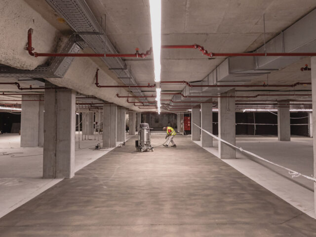 Instalación de pavimento multicapas en nave industrial